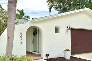 6073 Tanglewood Dr NE, Saint Petersburg, FL 33703 - Photo 2