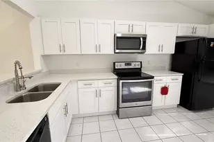72 Lakepointe Cir, Kissimmee, FL 34743 - Photo 4