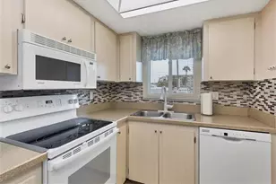 3532 Lake Bayshore Dr, Bradenton, FL 34205 - Photo 10