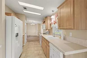 37536 Gill Ave, Zephyrhills, FL 33541 - Photo 10