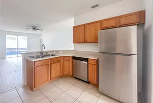 402 Sunset View Dr, Davenport, FL 33837 - Photo 2