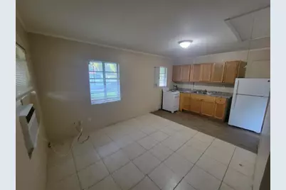 729 E Carolina Avenue, Deland, FL 32724 - Photo 2