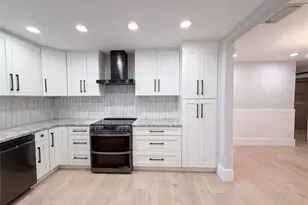 8028 Conservatory Cir, Sarasota, FL 34243 - Photo 24