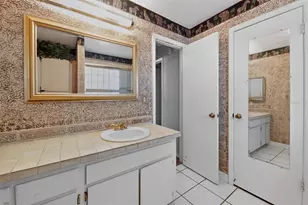 3205 Laurel Dale Dr, Tampa, FL 33618 - Photo 16