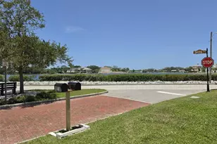 121 Bay St, Tarpon Springs, FL 34689 - Photo 4