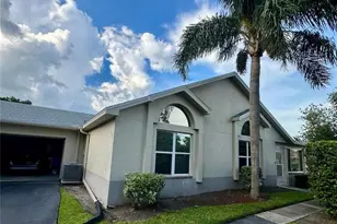 801 Silverthorn Ln, Sun City Center, FL 33573 - Photo 2