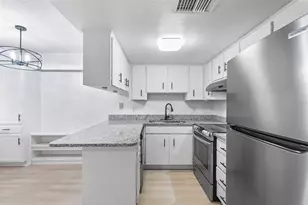 555 62nd St S, Saint Petersburg, FL 33707 - Photo 6