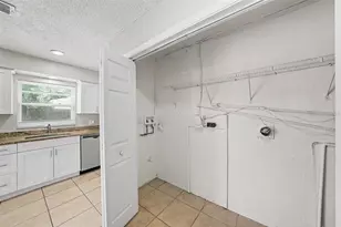 10410 N 27th St, Tampa, FL 33612 - Photo 14