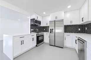 720 Capri Blvd, Saint Petersburg, FL 33706 - Photo 10
