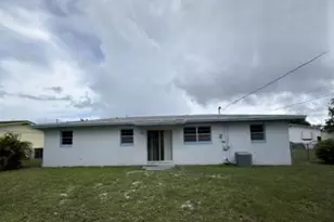 904 SE Hall St, Stuart, FL 34994 - Photo 2