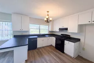 1305 W Spencer St, Plant City, FL 33563 - Photo 2