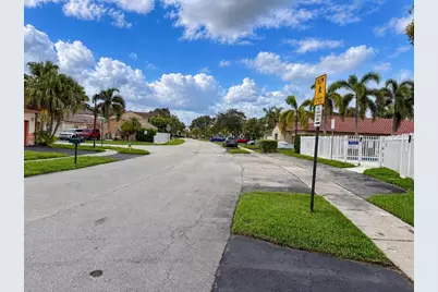 2122 NW 184th Way, Pembroke Pines, FL 33029 - Photo 12
