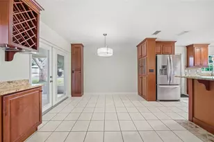 9401 N Rome Cir, Tampa, FL 33612 - Photo 6