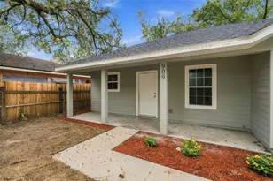 909 NE 18th Ter, Gainesville, FL 32641 - Photo 2