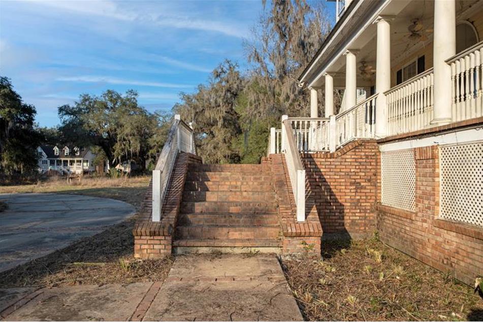 7671 NW 44th Blvd, Lake Panasoffkee, FL 33538 MLS OM650293 Coldwell