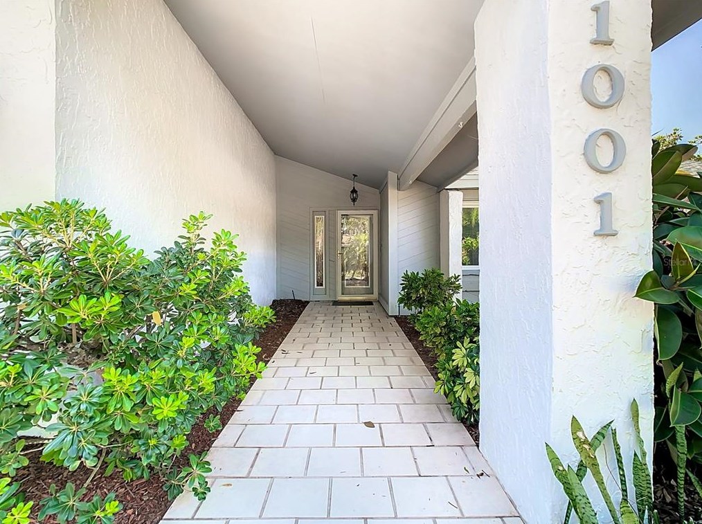 1001 Redbud Cir, Plant City FL  33563-8876 exterior