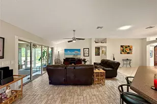 867 Castleberry Cir, The Villages, FL 32162 - Photo 6