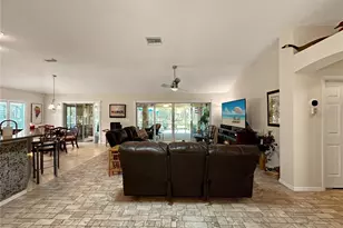 867 Castleberry Cir, The Villages, FL 32162 - Photo 4