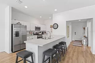 928 Veronica Ct, The Villages, FL 34762 - Photo 8