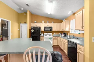 9345 SE 177th Simons Ln, The Villages, FL 32162 - Photo 14