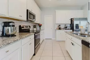 3047 Adams Cross Dr, Zephyrhills, FL 33540 - Photo 8