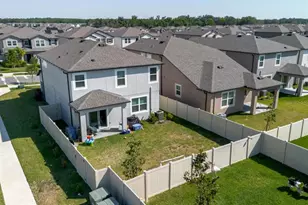 3047 Adams Cross Dr, Zephyrhills, FL 33540 - Photo 2