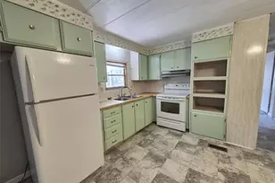 18565 SE 24th Ln, Ocklawaha, FL 32179 - Photo 2