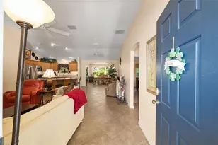 871 Castleberry Cir, The Villages, FL 32162 - Photo 4