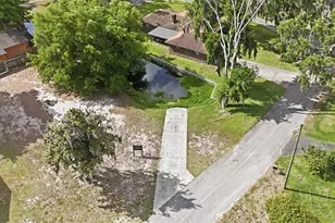 10829 Margaret Dr, Tavares, FL 32778 - Photo 2