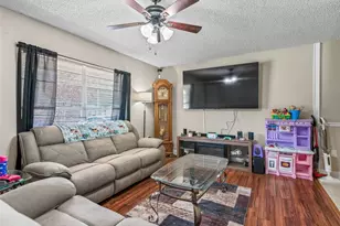 911 Jacaranda Dr, Lady Lake, FL 32159 - Photo 2
