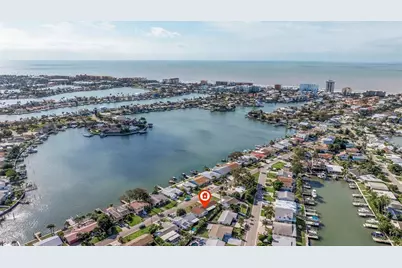 242 176th Avenue E, Redington Shores, FL 33708 - Photo 10