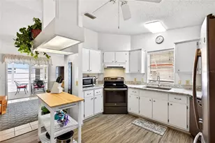932 Chula Ct, Lady Lake, FL 32159 - Photo 4