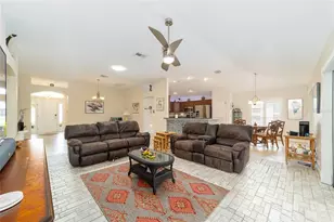 867 Castleberry Cir, The Villages, FL 32162 - Photo 10