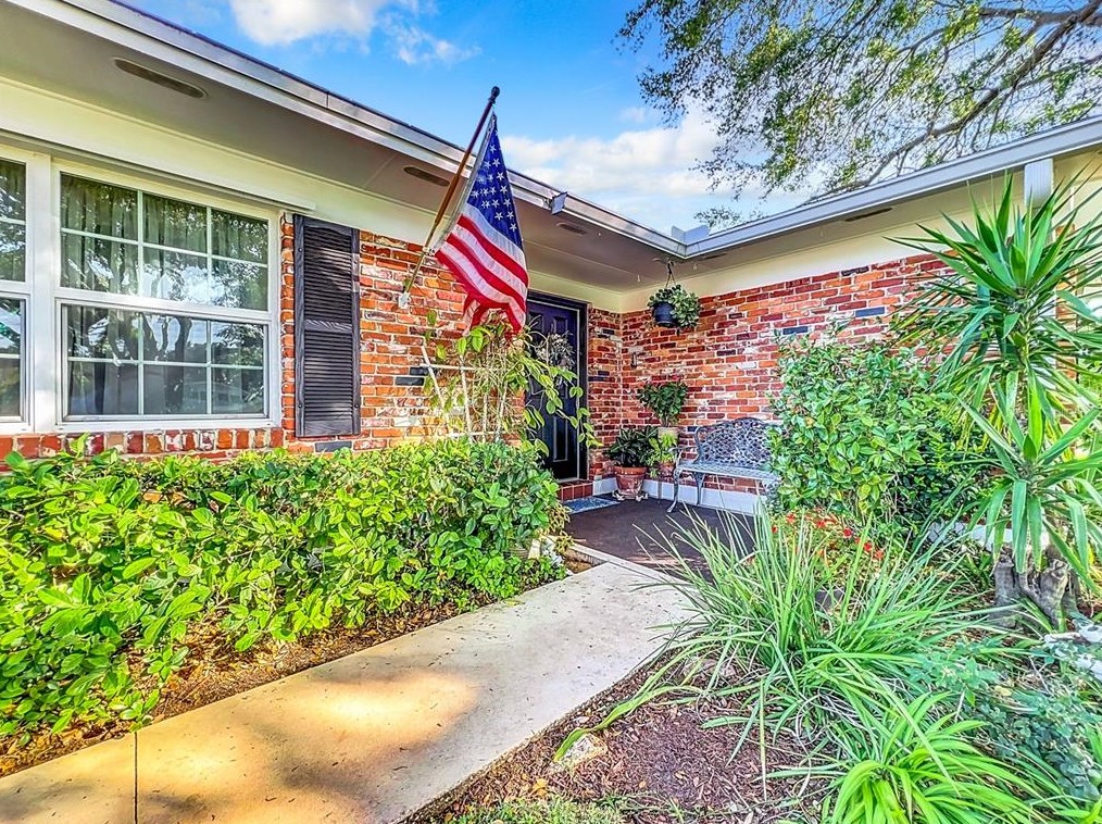 145 Poe Dr, Winter Haven, FL 33884-2364
