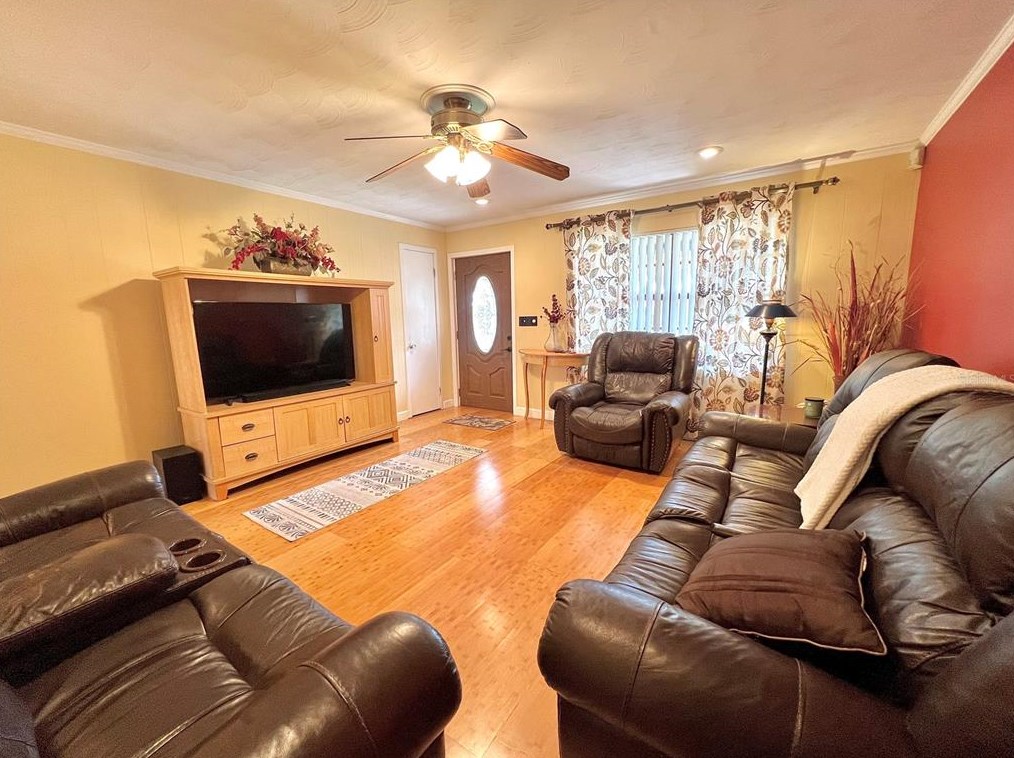 1808 Camp Ct, Plant City, FL 33563-3927
