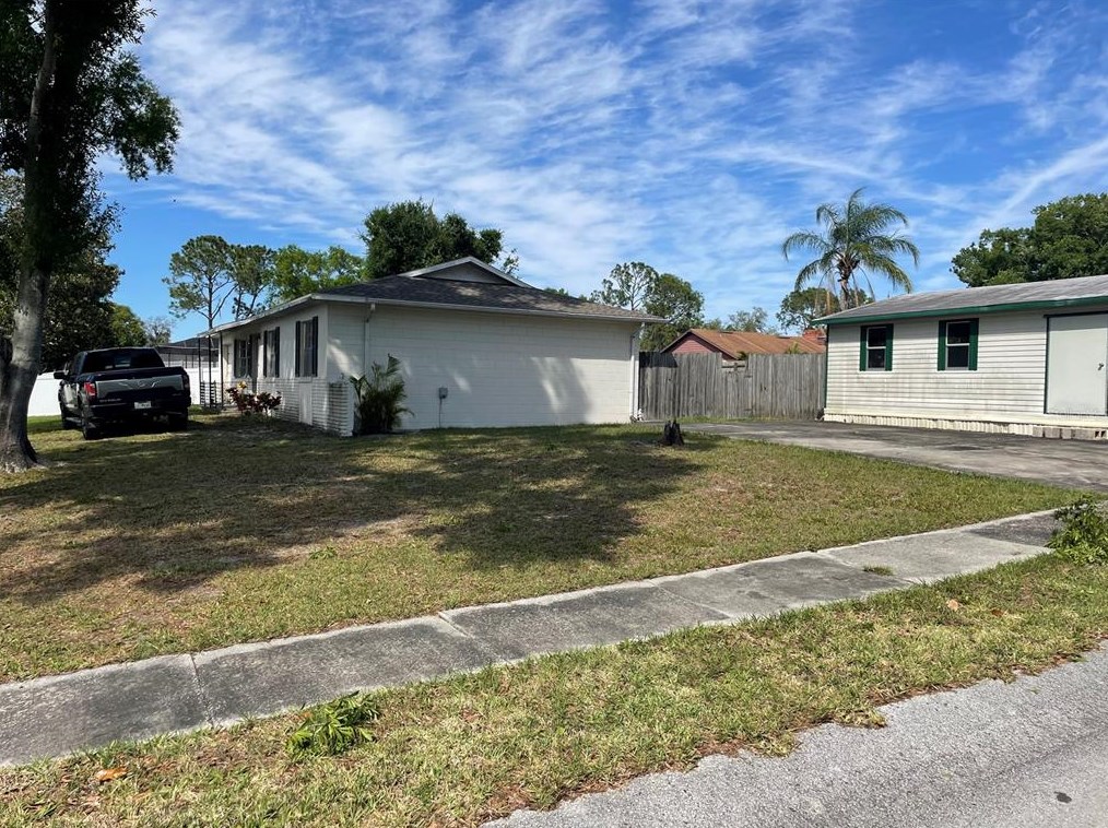 204 Lake Thomas Dr, Winter Haven, FL 33880-1122