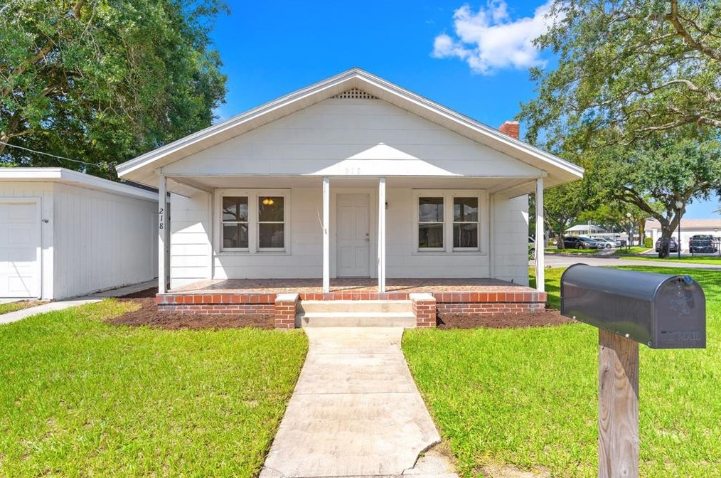 218 Palmetto St, Auburndale, FL 33823-3427