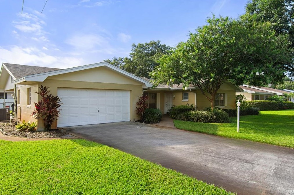 2512 14th Ct, Winter Haven, FL 33884-1901