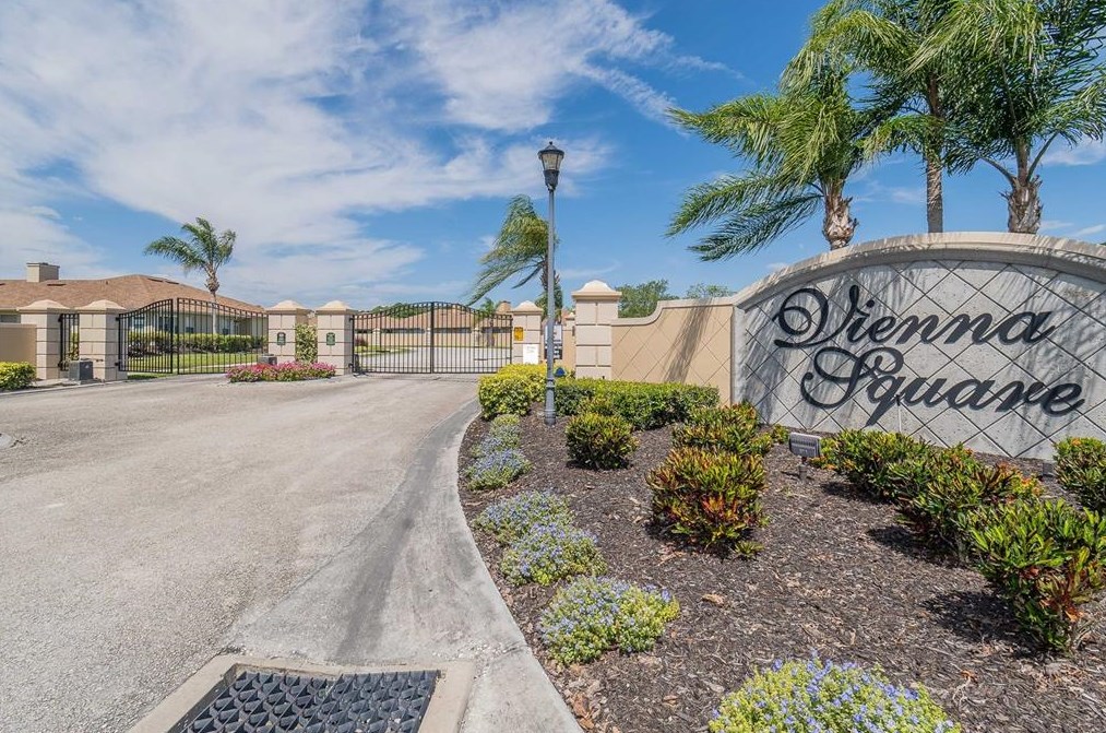 1657 Vienna Square Dr, Winter Haven, FL 33884