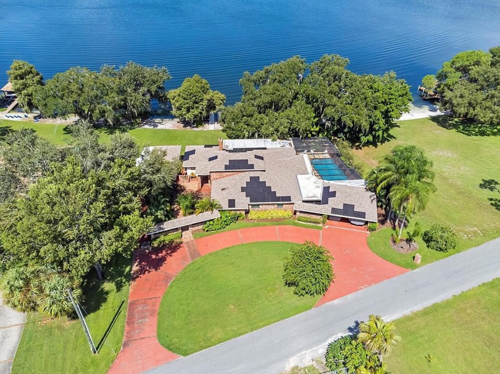 121 E Lake Summit Dr, Winter Haven, FL 33884