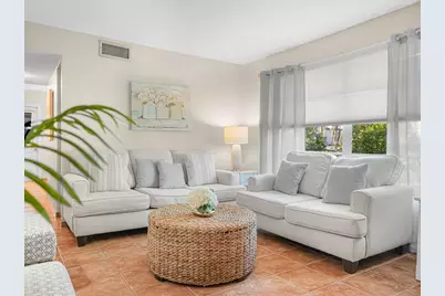 549 Sutton Place #t 19, Longboat Key, FL 34228 - Photo 1