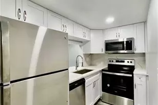 7108 Waterside Dr, Tampa, FL 33617 - Photo 2