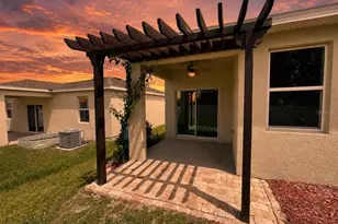 689 Crown Rose Dr, Eagle Lake, FL 33839 - Photo 2