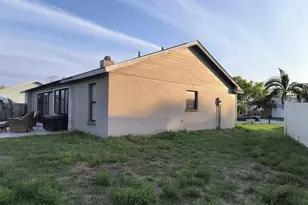 3715 75 Dr E, Sarasota, FL 34243 - Photo 2