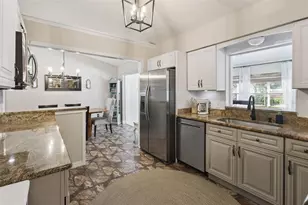 27627 Lois Dr, Tavares, FL 32778 - Photo 10