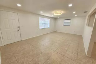 8820 Pohoy Ave, Sarasota, FL 34231 - Photo 6