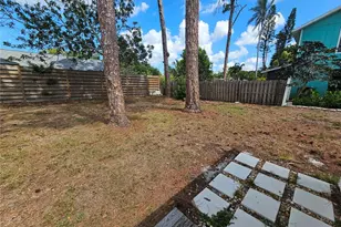 8820 Pohoy Ave, Sarasota, FL 34231 - Photo 10
