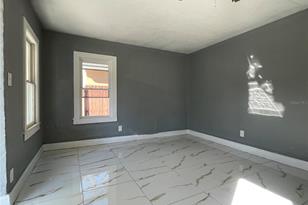 1039 25th St - Photo 4