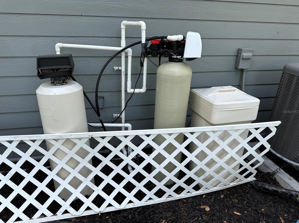 717 Ridgewood Ave, Deland FL  32720-2644 exterior