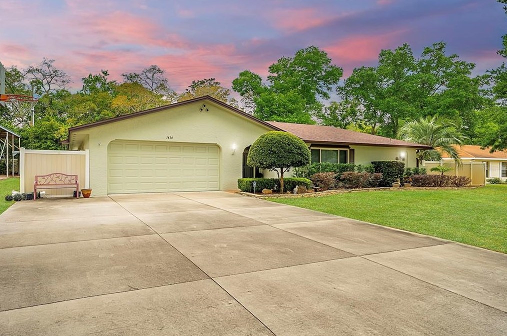 1434 Paula Dr, Apopka FL  32703-7423 exterior